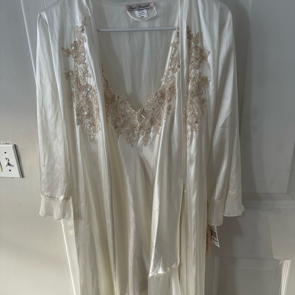 Linea Donatella Women's s/m 2pc Bridal White Lace Trim Nightie and Robe Set
